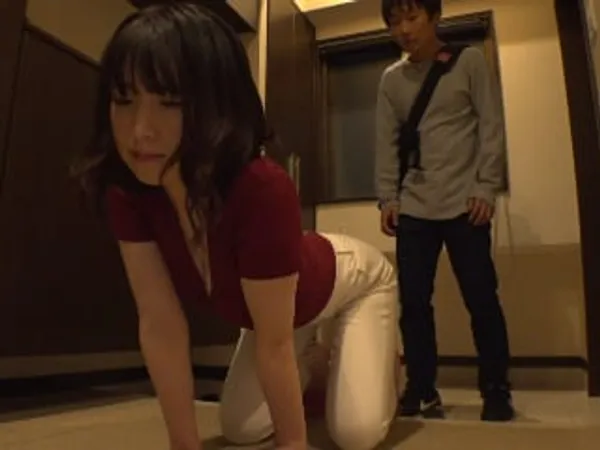 Chồng lo làm việc, vợ ở nhà vụng trộm với cậu thanh niên phòng bên